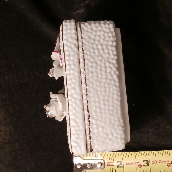 Painted porcelain jewelry box, vintage Fred Roberts Company, roses, gold trim - Picture 2 of 5